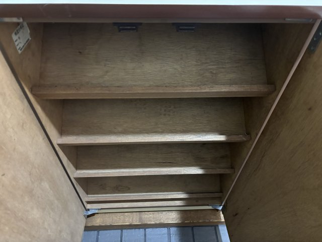 玄関にある靴箱です。靴を立て掛けるタイプになります♪