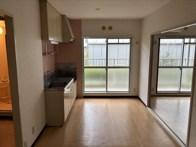 南東向き２階角部屋2面採光で陽当り良好のDK7.5帖です♪