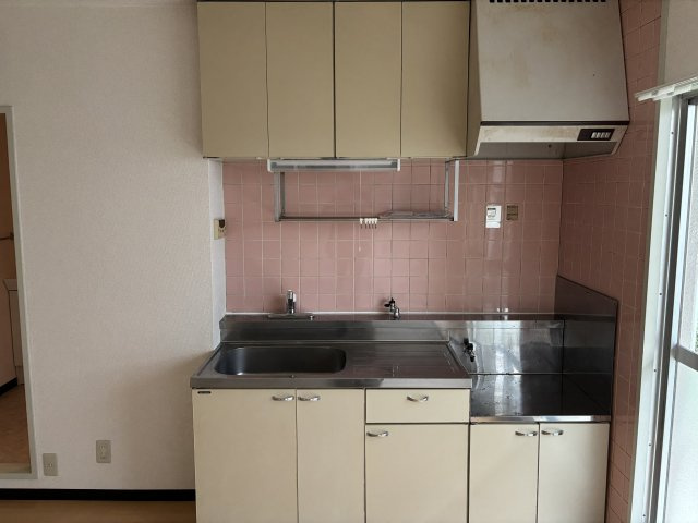 2口ガスコンロ設置可のキッチンです。窓付きで明るいです♪