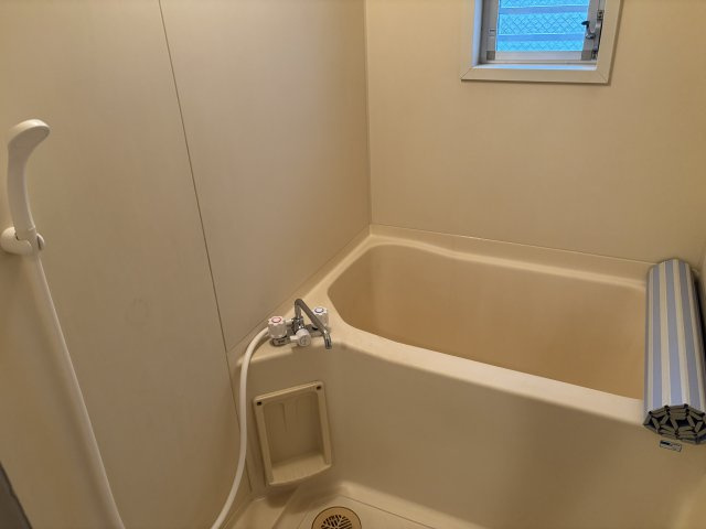 窓と換気扇付きのお風呂で換気が出来ます♪