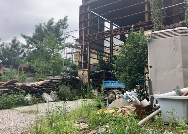 【外観】 | 家を建てる場合、方位は要チェックです。現実的に日当たりのよい家ならばリビングは南側、建築基準法でも北側に当たる家への配慮は求められています。土地を見学に行く際は、方位磁針を持って行くようにしましょう。