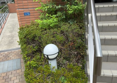 【庭】 | サウスフロンテージ町田参宮橋 | 物件によっては、入居者が個人的に使用できる専用庭がついているものもあります。また、住宅の中にある土間の部分を庭と呼ぶこともあります。庭の用途は住む人によって変わり、それによってデザインもさまざまです。