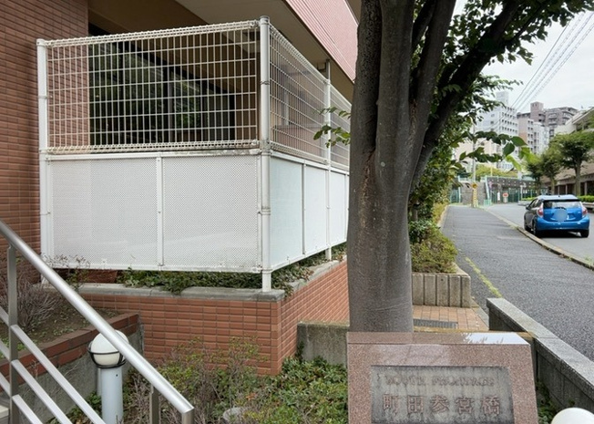 【中庭】 | サウスフロンテージ町田参宮橋 | 中庭（パティオ）とは、一つの建築物の内部に設けられた、壁などで囲われている庭のことを指します。コの字型、ロの字型が主流ですが、L字型の中庭もあります。最近では、インテリア性の高さからも人気があります。