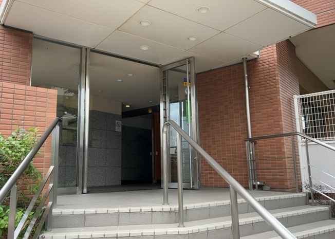 【エントランス】 | サウスフロンテージ町田参宮橋 | マンションのエントランスには、もともと風よけや防犯の役割がありますが、マンションによって宅配ボックスなどの設備が備わっている所もあります。日々の生活をイメージしながら生活しやすさをチェックしましょう。