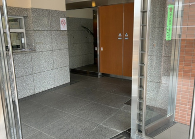 【ロビー】 | サウスフロンテージ町田参宮橋 | ラウンジは、マンションの共用スペースに椅子やテーブルなどを配置した利用者が寛げる空間です。屋内型ラウンジと屋外型ラウンジがあります。共用部分の管理状況と合わせて、詳細については現地でご確認ください。