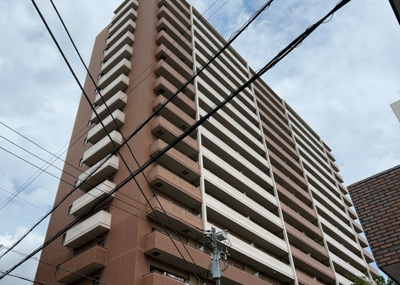 【現況写真】 | サウスフロンテージ町田参宮橋 | 道幅が広い場所は日当たりや風通が良好です。幅が広いのですれ違いも可能ですし大きな車でも駐車可能！一方で、大型車が通ることも多くなるため交通量の増加により騒音に繋がります。また土地の値段が高くなります。