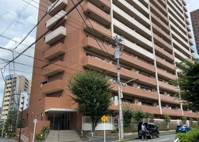 【構造・工法・仕様】 | サウスフロンテージ町田参宮橋 | ＲＣ造、Reinforced Concreteは直訳すると補強されたコンクリートです。主に柱や梁・床・壁が鉄筋とコンクリートで構成おり、鉄筋を組んだ型枠にコンクリートを流し込んで固めたものを指します。