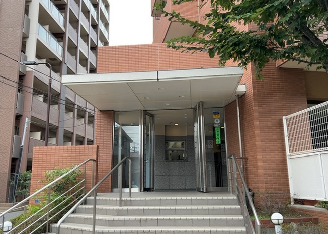 【玄関】 | サウスフロンテージ町田参宮橋 | 玄関は家の顔でもあり、家族以外の目にも止まる場所です。玄関は外との間を仕切る扉、靴などをしまっておく収納スペース、靴脱ぎのたたきスペース、来客とのやり取りをするドアホンなど複数のアイテムからなります。