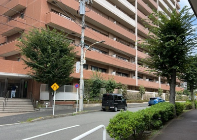 【外観】 | サウスフロンテージ町田参宮橋 | 外観はマンション管理がされているかの目安になります。築年数が古いと、壁面は劣化してひび割れが生じることも！建物が古びていても細かいところが修繕されていると、きちんと管理されているなぁと感じるでしょう。