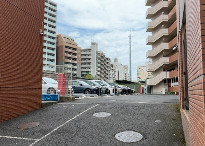 【駐車場】 | サウスフロンテージ町田参宮橋 | 駐車場と明記されていても、最小スペースでつくられた駐車場だと大型車は駐車できなかったり、出入りしにくくなったりする可能性があります。お車のサイズと購入したい物件の駐車場のサイズを現地で確認しましょう。
