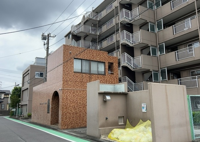 【現況写真】 | グリーンコーポ淵野辺 | 外観はマンション管理がされているかの目安になります。築年数が古いと、壁面は劣化してひび割れが生じることも！建物が古びていても細かいところが修繕されていると、きちんと管理されているなぁと感じるでしょう。