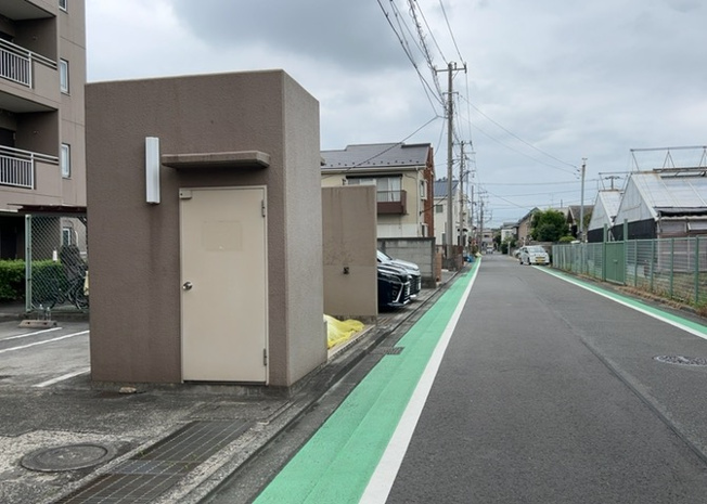 【駐車場】 | グリーンコーポ淵野辺 | 車一台あたりに必要なスペースは、標準サイズの普通自動車で横幅2m50cm、長さ5mは必要になります。ただし、乗降のことも考慮して横幅3m30cm、長さ5m50cmほどは確保できるところを選びましょう。