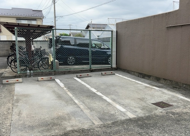 【駐車場】 | グリーンコーポ淵野辺 | 駐車場と明記されていても、最小スペースでつくられた駐車場だと大型車は駐車できなかったり、出入りしにくくなったりする可能性があります。お車のサイズと購入したい物件の駐車場のサイズを現地で確認しましょう。