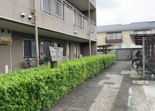 【中庭】 | グリーンコーポ淵野辺 | 中庭（パティオ）とは、一つの建築物の内部に設けられた、壁などで囲われている庭のことを指します。コの字型、ロの字型が主流ですが、L字型の中庭もあります。最近では、インテリア性の高さからも人気があります。