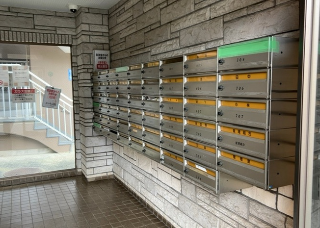 【設備】 | グリーンコーポ淵野辺 | エントランス付近に設置されている集合ポストは、住んでいる部屋と離れているため、ポストをあさるなど誰かに何かされていても被害に気づきにくいです。入居する時には他人に特定されにくい番号で鍵をかけましょう！