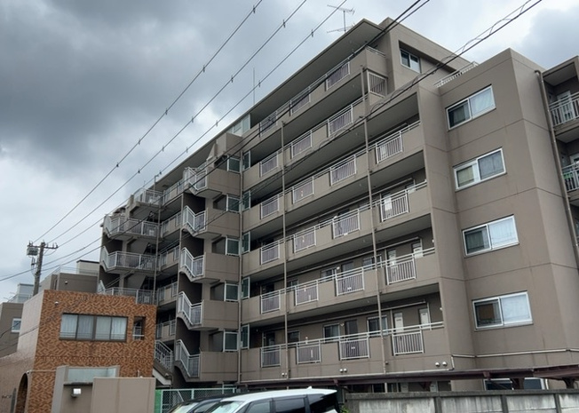 【構造・工法・仕様】 | グリーンコーポ淵野辺 | ＲＣ造、Reinforced Concreteは直訳すると補強されたコンクリートです。主に柱や梁・床・壁が鉄筋とコンクリートで構成おり、鉄筋を組んだ型枠にコンクリートを流し込んで固めたものを指します。