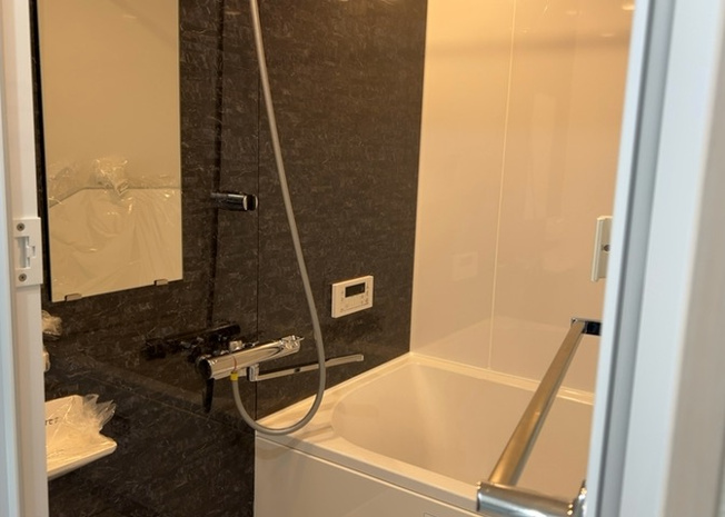 【浴室】 | グリーンコーポ淵野辺 | 入浴時の快適さも大事なことですが、綺麗な状態を維持できなければ気持ちよく入浴できません。毎日の掃除が楽という点は大事なポイントになります！カビが生えにくく掃除がしやすい、壁や浴槽を選ぶといいでしょう。