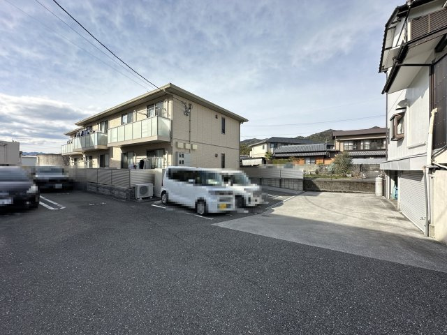 シャーメゾン ラディアの駐車場