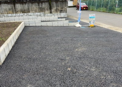 【駐車場】 | 厚木市愛名　第10 | 敷地内にはカースペースがあり、お車を3台まで駐車可能なゆとりあるスペースを確保しています。前面道路も幅員6.8mとゆったりしているため、日常の出し入れ作業やご来客時の駐車もスムーズで大変便利です。