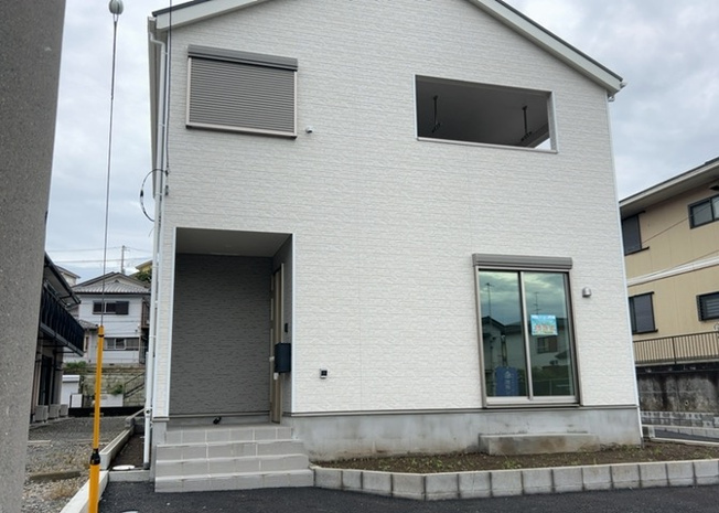 【外観】 | 厚木市愛名　第10 | 南向きで日当たり良好な全4LDKの完成済新築戸建てです。愛甲石田駅からバス利用可能な厚木市愛名エリアに位置し、開発分譲地内の綺麗な街並みが広がっています。カースペースは3台駐車可能でゆとり十分です。