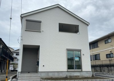 【前面道路含む現地写真】 | 厚木市愛名　第10 | 前面道路は6.8mの幅員がある公道に接しており、お車の対向や駐車も楽々行えます。周辺は交通量が少なく落ち着いた環境のため、小さなお子様がいるご家庭にもおすすめの第一種中高層住居専用地域です。