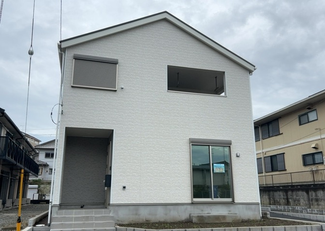 【前面道路含む現地写真】 | 厚木市愛名　第10 | 前面道路は6.8mの幅員がある公道に接しており、お車の対向や駐車も楽々行えます。周辺は交通量が少なく落ち着いた環境のため、小さなお子様がいるご家庭にもおすすめの第一種中高層住居専用地域です。