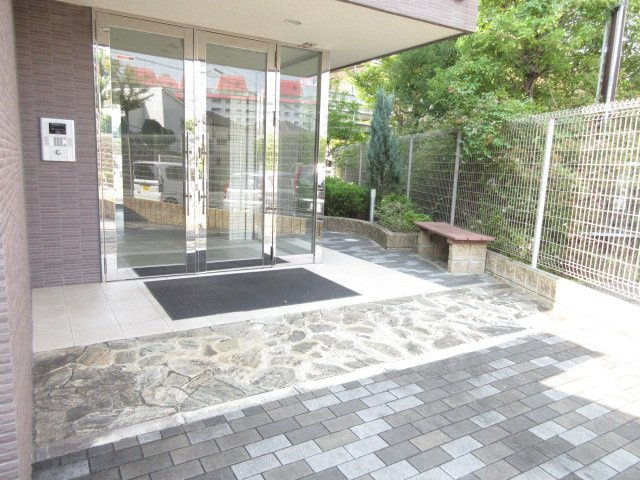 ラジュネスSenriのエントランス