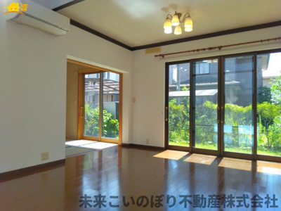 【居間・リビング】 | 久喜市西大輪中古戸建て | 一日の中で多くの時間を過すことになるリビングダイニングだからこそ、いつも穏やかな空間であることが必然。爽やかな通風と採光を存分に感じる事が出来る空間です。