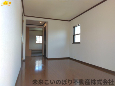 【寝室】 | 久喜市西大輪中古戸建て | 主寝室は大型ベッドもラクラク設置できます♪ゆとりある動線も確保でき、ゆったりとお寛ぎいただけます♪