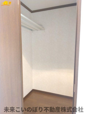 【収納】 | 久喜市西大輪中古戸建て | たくさん収納可能なウォークインクローゼットがあるので、収納家具を置かずにお部屋がスッキリ！