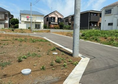 【前面道路含む現地写真】 | 金森6丁目　Ⅱ期 | 道幅が狭い場所は比較的土地の値段が低いことが多く、また交通量が少ないため騒音が少なく静かな環境で過ごせます。また、小さいお子様がいるご家庭も安心です。一方で車の駐車が難しいというデメリットもあります。