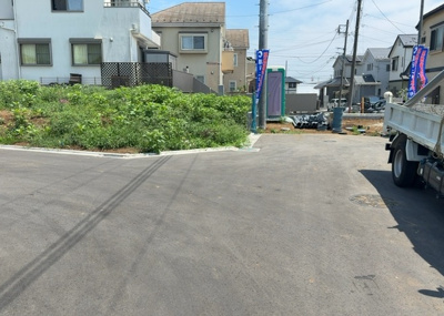 【前面道路含む現地写真】 | 金森6丁目　Ⅱ期 | 道幅が広い場所は日当たりや風通が良好です。幅が広いのですれ違いも可能ですし大きな車でも駐車可能！一方で、大型車が通ることも多くなるため交通量の増加により騒音に繋がります。また土地の値段が高くなります。