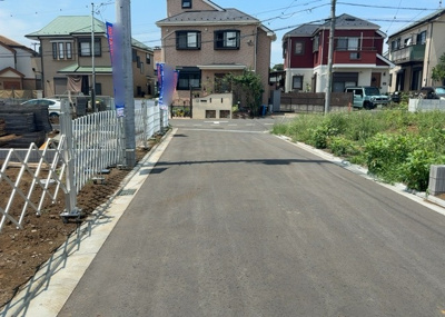【前面道路含む現地写真】 | 金森6丁目　Ⅱ期 | 住宅用の土地では前面道路に2m以上接していなければならないと法律で定められています。しかし、お持ちの車のサイズやライフスタイルなどにより、2mでは利便が悪い場合もございますので、事前に確認しましょう。