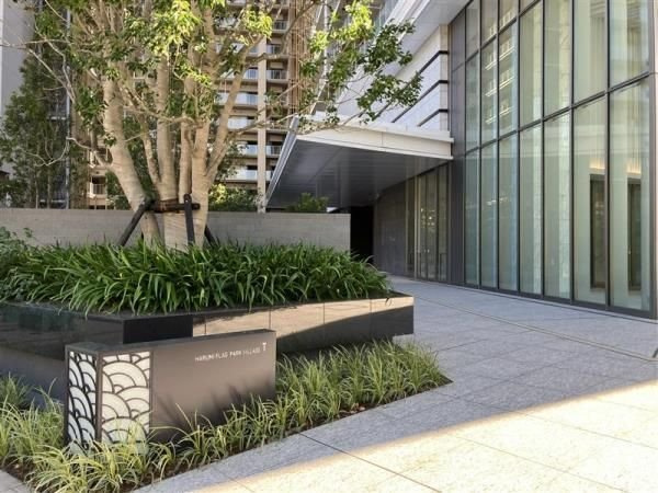 ＨＡＲＵＭＩ　ＦＬＡＧ　ＰＡＲＫ　ＶＩＬＬＡＧＥ　Ｔ棟のエントランス