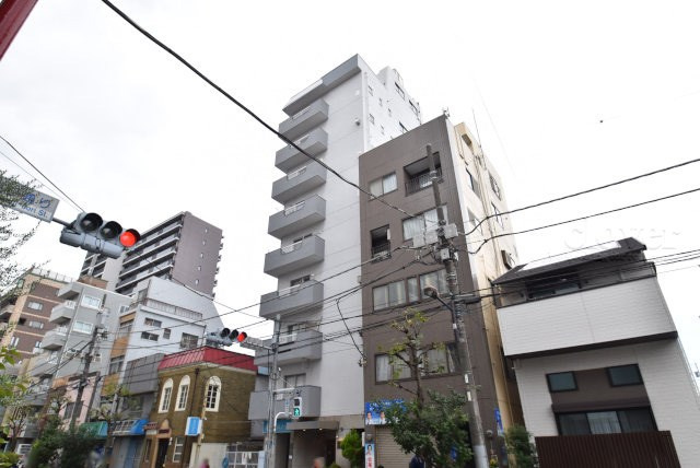 【現況写真】 | 鶯谷富士パーム | 前面道路と外観の様子です。～即日のご見学可能～　お問合せはお気軽にどうぞ。
