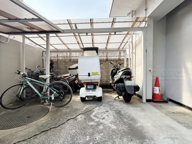 【防犯設備】 | 鶯谷富士パーム | 建物や敷地の隅々に目を光らせる防犯カメラが設置されています。現地を見学される際には、カメラの存在やその台数にも意識を払ってみてください。～即日のご見学可能～　お問合せはお気軽にどうぞ。