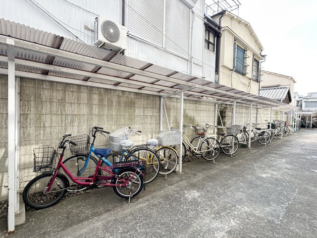 【駐輪場】 | 鶯谷富士パーム | 自転車置き場。マンションの共用部にあたります。空きの有無や駐輪料金、各戸の台数制限などについては、改めてお問い合わせください。～即日のご見学可能～　お問合せはお気軽にどうぞ。