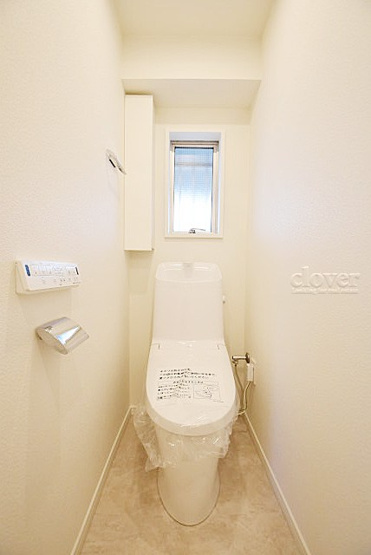 【トイレ】 | 鶯谷富士パーム | 温水洗浄便座つき　トイレはもともと個人の領域である自宅の中でも、最もプライベートな空間です。だからこそ、ほしい「落ち着き」がここにあります。～即日のご見学可能～　お問合せはお気軽にどうぞ。