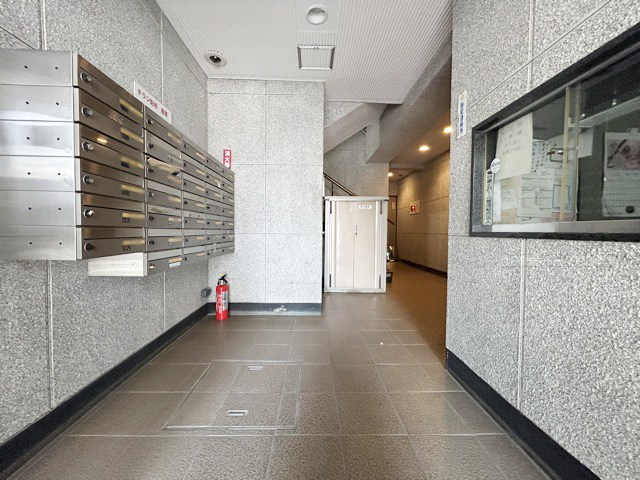 【ロビー】 | 鶯谷富士パーム | 集合ポストなどを備えたエントランスホール。ここもマンションの顔となる部分であり、しっかりと清掃の行き届いたさまに安心感をおぼえます。～即日のご見学可能～　お問合せはお気軽にどうぞ。