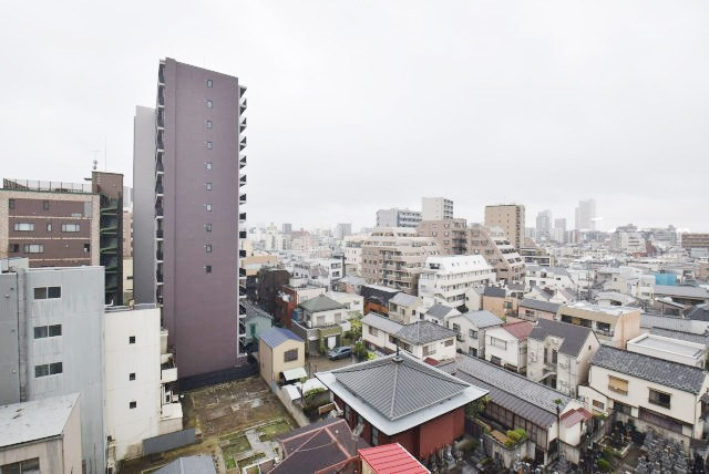 【展望】 | 鶯谷富士パーム | 眼前に広がる空の雄大さと、このお部屋の自慢の一つである「眺望」をご覧ください。毎日、この景色を独り占めできる新生活に夢が広がります。～即日のご見学可能～　お問合せはお気軽にどうぞ。