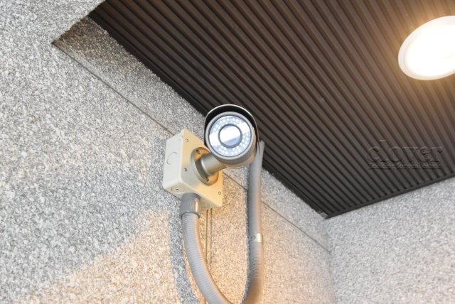 【防犯設備】 | 鶯谷富士パーム | 建物や敷地の隅々に目を光らせる防犯カメラが設置されています。現地を見学される際には、カメラの存在やその台数にも意識を払ってみてください。～即日のご見学可能～　お問合せはお気軽にどうぞ。