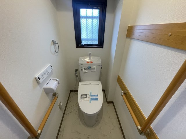 ロフティ北石垣のトイレ|トイレ新品交換済み（2026年8月実施）窓があり空気の入れ替えが出来て便利です。