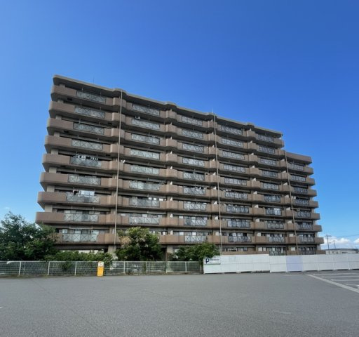 ロフティ北石垣の外観|鉄筋コンクリート造、全82戸のしっかりとした造りのマンションです。物件隣にはセブンイレブンがあります