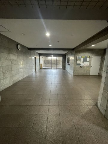 ロフティ北石垣のその他共用部分|広々としたエントランス、管理員は月～金曜日の9時～16時まで在中しています。