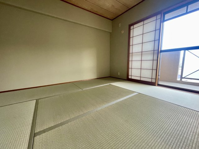 ロフティ北石垣の和室|南向きの和室は日当たりのよい暖かな空間です。畳は表替え済み。（2025年8月実施）