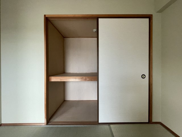 ロフティ北石垣の和室|押入れはお布団などの収納も出来て便利です。