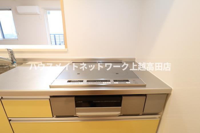 ラ・プラージュのキッチン|対面キッチン（IHクッキングヒーター付）（参考203号室反転室内写真）