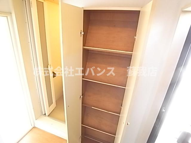 【エントランス】 | ラダトーム | シューズボックス付き玄関です
