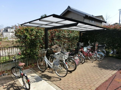 屋根つきの駐輪場あり