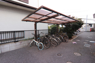 駐輪場は屋根付きですよ